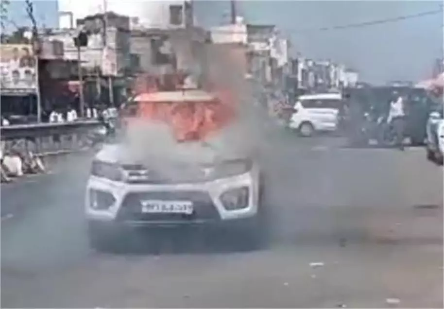 Ujjain : सड़क पर चलती कार में अचानक लगी आग Ujjain : सड़क पर चलती कार में अचानक लगी आग