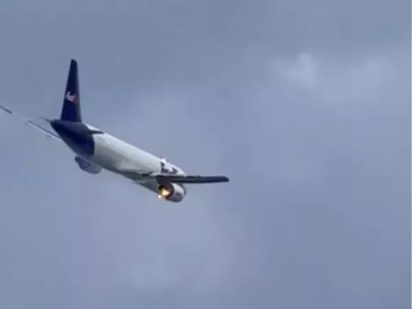 पक्षी के टकराने और इंजन में आग लगने के बाद फेडएक्स विमान ने Newark Airport पर आपातकालीन लैंडिंग की पक्षी के टकराने और इंजन में आग लगने के बाद फेडएक्स विमान ने Newark Airport पर आपातकालीन लैंडिंग की