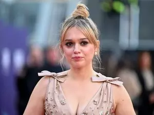 Amy Lou Wood ने ड्रामा फिल्मांकन की तुलना सामाजिक प्रयोग में भाग लेने से की Amy Lou Wood ने ड्रामा फिल्मांकन की तुलना सामाजिक प्रयोग में भाग लेने से की