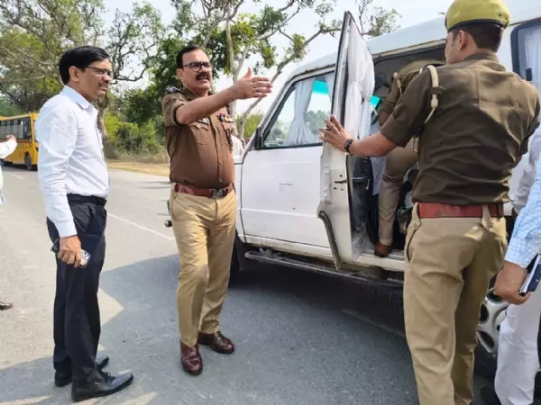 Ballia: डीएम-एसपी ने घायल बुजुर्ग को पहुंचाया अस्पताल Ballia: डीएम-एसपी ने घायल बुजुर्ग को पहुंचाया अस्पताल