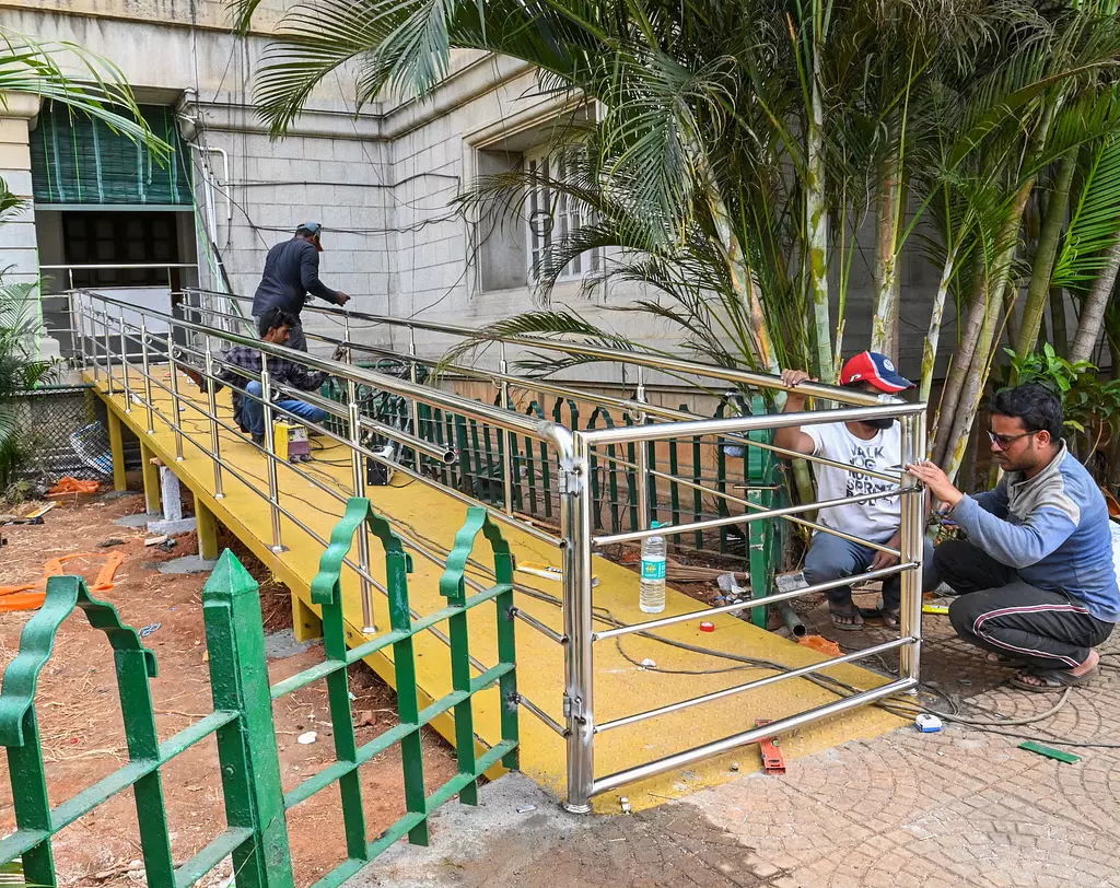Karnataka: विधान सौध में मुख्यमंत्री सिद्धारमैया के लिए विशेष रैंप Karnataka: विधान सौध में मुख्यमंत्री सिद्धारमैया के लिए विशेष रैंप