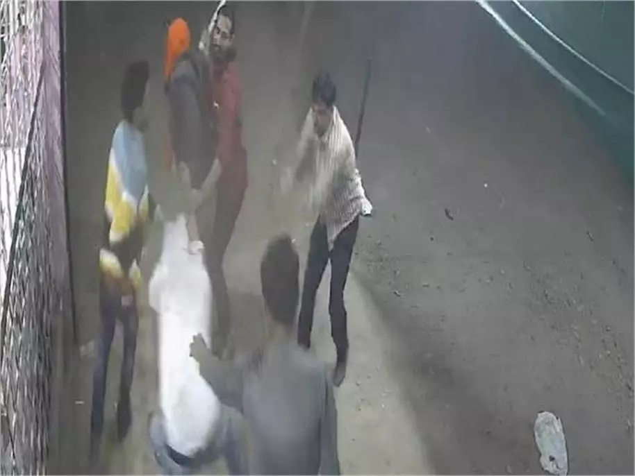MP News: सेल्समैन ने फ्री शराब देने से किया इनकार तो बदमाशों ने छीन ली शराब MP News: सेल्समैन ने फ्री शराब देने से किया इनकार तो बदमाशों ने छीन ली शराब