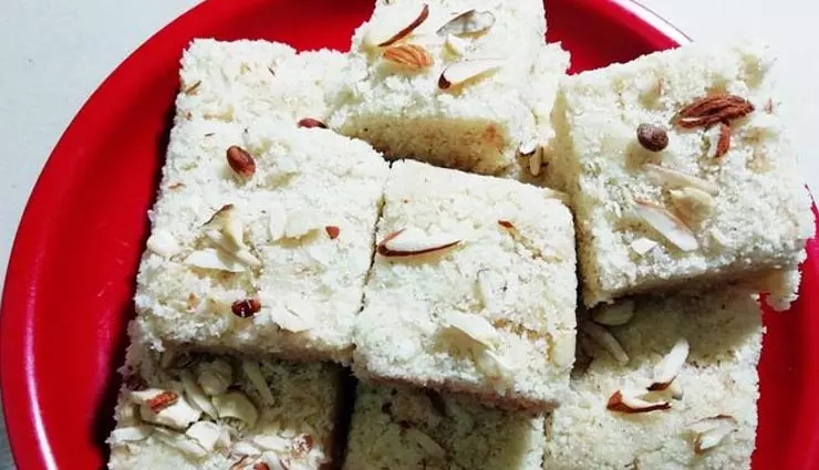 Semolina-coconut barfi: मीठा खाने की तलब मिटाने के लिए एक बेहतरीन चीज़ Semolina-coconut barfi: मीठा खाने की तलब मिटाने के लिए एक बेहतरीन चीज़