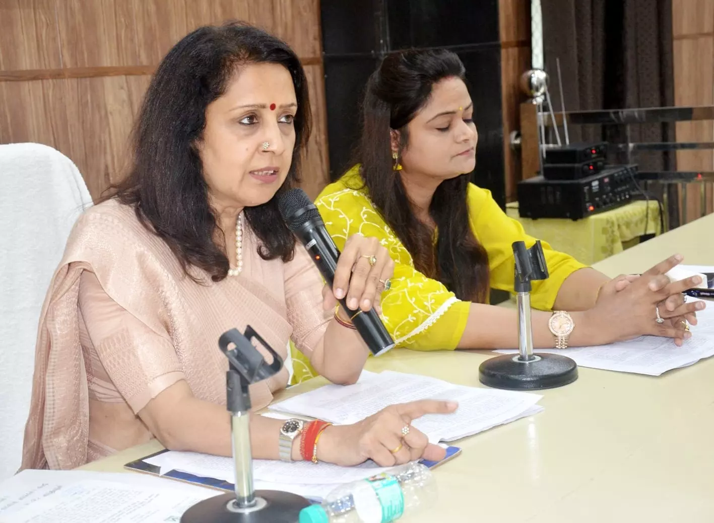 Muzaffarnagar: पालिका चेयरपर्सन ने सभासदों के साथ अधिकारियों की मीटिंग ली Muzaffarnagar: पालिका चेयरपर्सन ने सभासदों के साथ अधिकारियों की मीटिंग ली