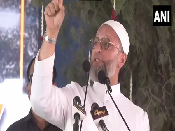 Owaisi ने महाराष्ट्र सरकार द्वारा जन्म प्रमाण-पत्र जारी करने पर रोक लगाने की आलोचना की Owaisi ने महाराष्ट्र सरकार द्वारा जन्म प्रमाण-पत्र जारी करने पर रोक लगाने की आलोचना की