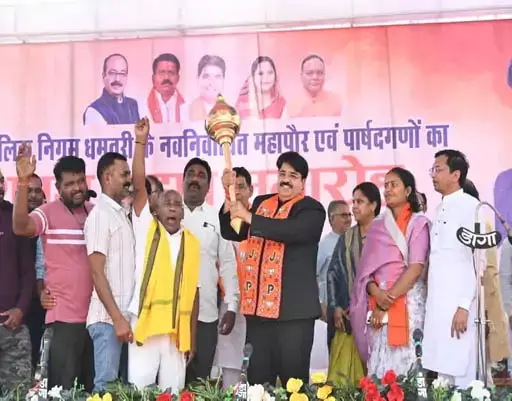 छत्तीसगढ़: गंगाजल छिड़ककर नगर निगम परिसर का शुद्धिकरण, शपथ लेते ही एक्शन में मेयर छत्तीसगढ़: गंगाजल छिड़ककर नगर निगम परिसर का शुद्धिकरण, शपथ लेते ही एक्शन में मेयर