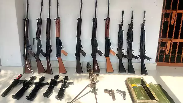 Manipur: नागरिकों ने पुलिस को सौंपे 42 हथियार, 5 बंकर नष्ट किए गए Manipur: नागरिकों ने पुलिस को सौंपे 42 हथियार, 5 बंकर नष्ट किए गए