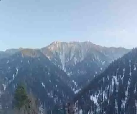 जम्मू और कश्मीर: धूप ने बर्फ से ढके डोडा को मनमोहक परिदृश्य में बदल दिया जम्मू और कश्मीर: धूप ने बर्फ से ढके डोडा को मनमोहक परिदृश्य में बदल दिया