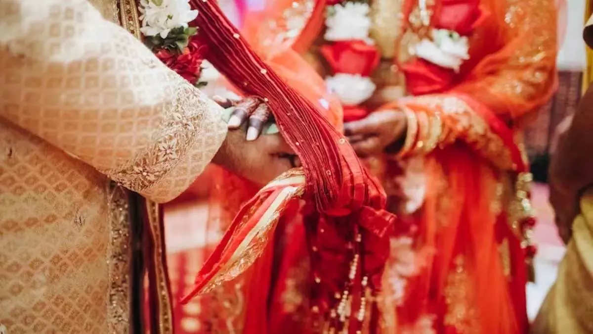 तीन बच्चों के बाप पर शादी का चढ़ा भूत, तो... तीन बच्चों के बाप पर शादी का चढ़ा भूत, तो...