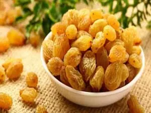 भिगोकर खाएं किशमिश, रहें हमेशा निरोग भिगोकर खाएं किशमिश, रहें हमेशा निरोग