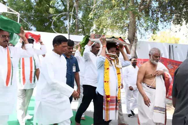 Telangana : सीएम रेवंत ने वानापर्थी वेंकन्ना मंदिर में पूजा की Telangana : सीएम रेवंत ने वानापर्थी वेंकन्ना मंदिर में पूजा की