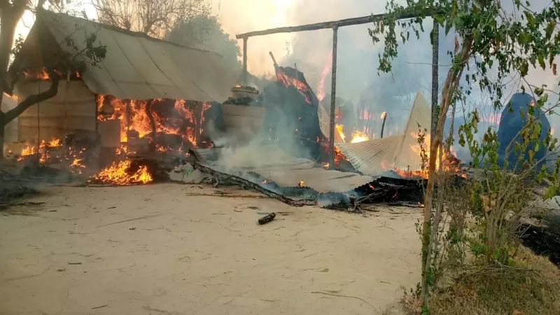 Bahraich: गांव में तेज हवाओं के चलते लगी आग, दो घर जलकर Bahraich: गांव में तेज हवाओं के चलते लगी आग, दो घर जलकर