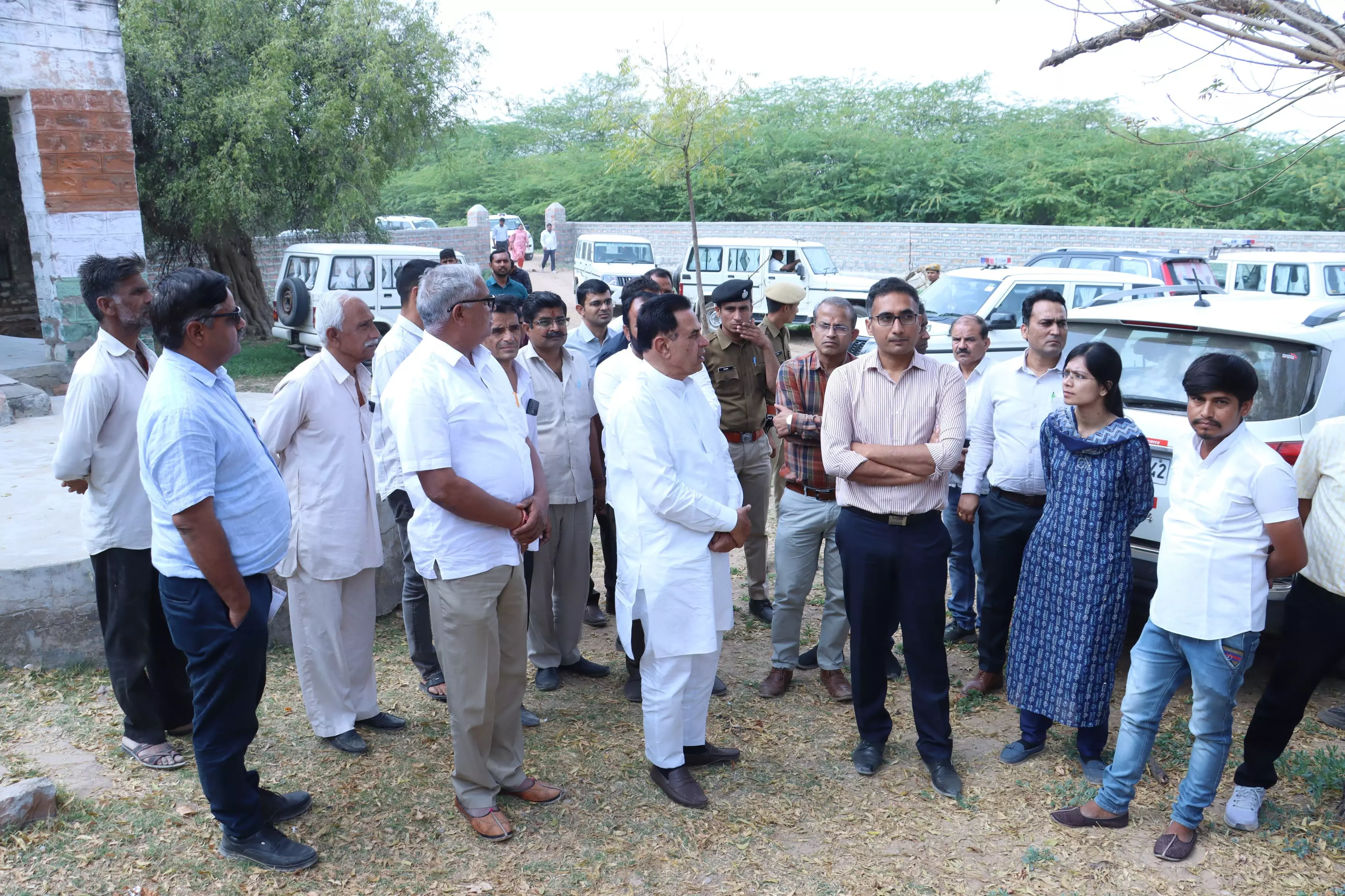 Jaipur: जिला कलेक्टर ने जोजरी नदी के प्रदूषित पानी से प्रभावित क्षेत्रों का किया निरीक्षण Jaipur: जिला कलेक्टर ने जोजरी नदी के प्रदूषित पानी से प्रभावित क्षेत्रों का किया निरीक्षण