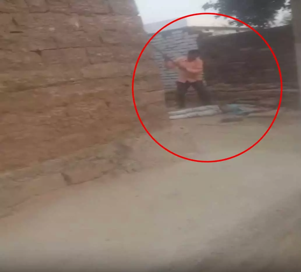 CG BREAKING: जमीनी विवाद के चलते युवक की बेरहमी से हत्या, देखें LIVE VIDEO... CG BREAKING: जमीनी विवाद के चलते युवक की बेरहमी से हत्या, देखें LIVE VIDEO...
