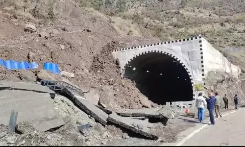 कश्मीर राजमार्ग दूसरे दिन भी बंद; पीराह सुरंग के बाहर सड़क धंसी कश्मीर राजमार्ग दूसरे दिन भी बंद; पीराह सुरंग के बाहर सड़क धंसी