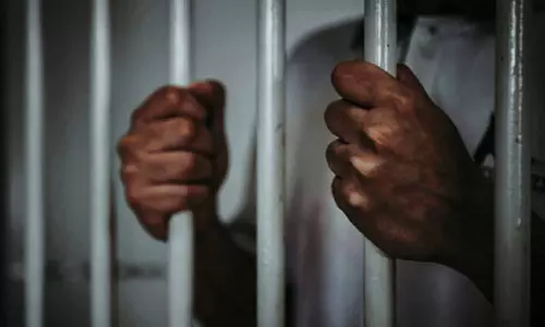 पुलिसवालों को धमकाया, दो अरेस्ट