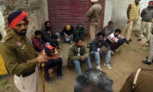 नशे के खिलाफ जंग: पंजाब में 798 छापे, 290 लोग गिरफ्तार नशे के खिलाफ जंग: पंजाब में 798 छापे, 290 लोग गिरफ्तार