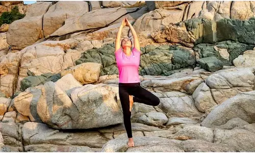 Tadasana Benefits: जानिए ताड़ासन का अभ्यास करने की विधि और लाभ Tadasana Benefits: जानिए ताड़ासन का अभ्यास करने की विधि और लाभ
