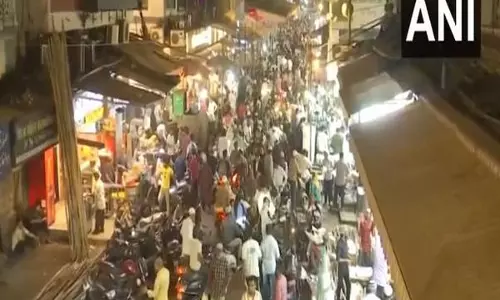 Mumbai : रमजान के पवित्र महीने की शुरुआत के साथ ही बाजार सज गए