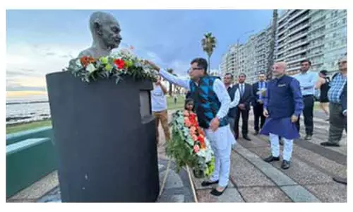 विदेश राज्य मंत्री मार्गेरिटा ने उरुग्वे में Mahatma Gandhi को पुष्पांजलि अर्पित की विदेश राज्य मंत्री मार्गेरिटा ने उरुग्वे में Mahatma Gandhi को पुष्पांजलि अर्पित की