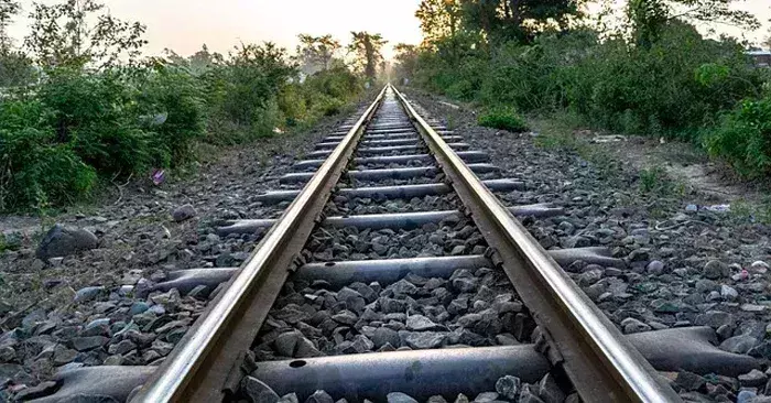 Ballia: एक युवक ट्रेन से कटकर दो हिस्सों में बंट गया
