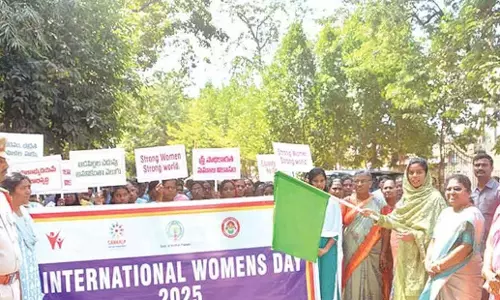 Andhra: महिलाओं को आर्थिक आत्मनिर्भरता हासिल करने का प्रयास करना चाहिए Andhra: महिलाओं को आर्थिक आत्मनिर्भरता हासिल करने का प्रयास करना चाहिए