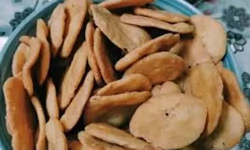 Recipe : होली के मौके पर बनाएं कुरकुरी सूजी की मठरी, जानें विधि Recipe : होली के मौके पर बनाएं कुरकुरी सूजी की मठरी, जानें विधि