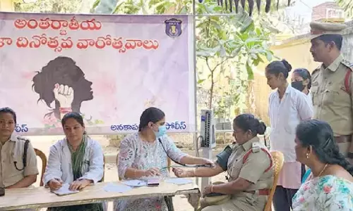 Andhra: अनकापल्ली पुलिस ने महिलाओं के लिए विशेष कार्यक्रम आयोजित किया Andhra: अनकापल्ली पुलिस ने महिलाओं के लिए विशेष कार्यक्रम आयोजित किया