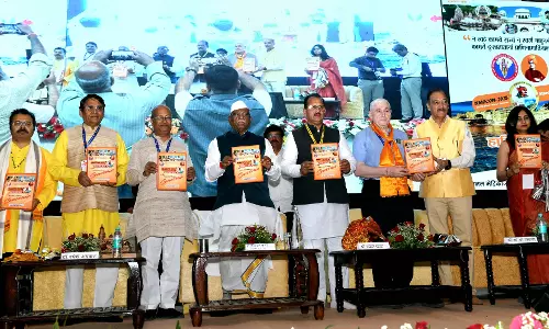 Jaipur: सेवा भाव सर्वोपरि रखते स्वास्थ्य सेवाओं का नया अध्याय लिखें भारतीय चिकित्सक - राज्यपाल Jaipur: सेवा भाव सर्वोपरि रखते स्वास्थ्य सेवाओं का नया अध्याय लिखें भारतीय चिकित्सक - राज्यपाल