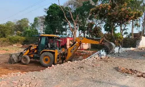 अतिक्रमण पर गरजा बुलडोजर, लॉन मालिक को एक दिन का मिला अल्टीमेटम