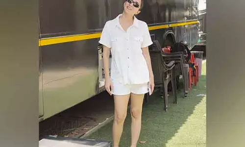 गर्भावस्था की घोषणा के बाद पहली बार बाहर निकलते समय Kiara Advani मुस्कुराती हुई नज़र आईं