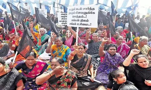 Chennai: चेन्नई के प्रदर्शनकारी मछुआरों ने मरीना सेंटर को हटाने की मांग की Chennai: चेन्नई के प्रदर्शनकारी मछुआरों ने मरीना सेंटर को हटाने की मांग की