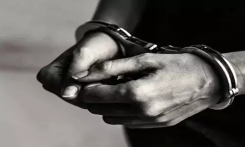 नाबालिग से जबरदस्ती की कोशिश, तभी युवती के माता-पिता वहां आ पहुंचे नाबालिग से जबरदस्ती की कोशिश, तभी युवती के माता-पिता वहां आ पहुंचे