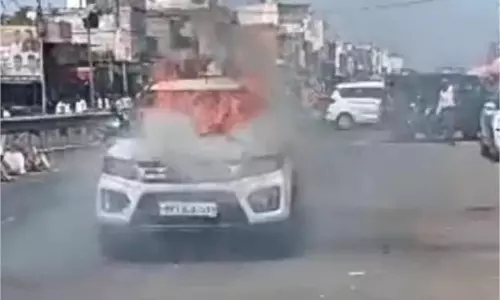 Ujjain : सड़क पर चलती कार में अचानक लगी आग
