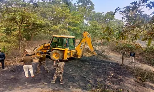 Bokaro: जागेश्वर विहार के जंगल में छापेमारी, टीम ने अवैध कोयला खनन के मुहाने बंद किए