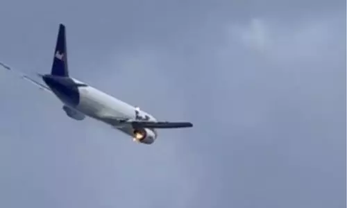 पक्षी के टकराने और इंजन में आग लगने के बाद फेडएक्स विमान ने Newark Airport पर आपातकालीन लैंडिंग की पक्षी के टकराने और इंजन में आग लगने के बाद फेडएक्स विमान ने Newark Airport पर आपातकालीन लैंडिंग की