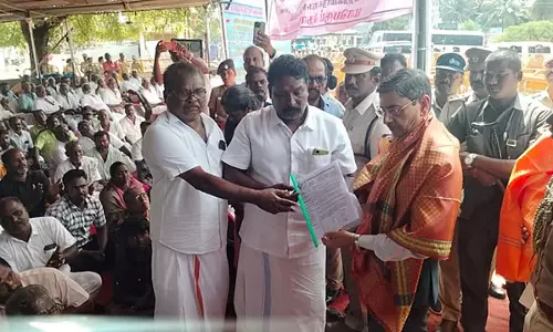 Tamil Nadu: मछुआरे ने राज्यपाल को एक याचिका प्रस्तुत की Tamil Nadu: मछुआरे ने राज्यपाल को एक याचिका प्रस्तुत की