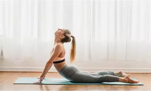 Yoga Tips: बुढ़ापे में भी दिखना है जवान तो आजमाएं ये दो योगासन