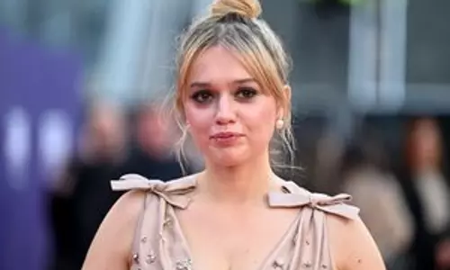 Amy Lou Wood ने ड्रामा फिल्मांकन की तुलना सामाजिक प्रयोग में भाग लेने से की Amy Lou Wood ने ड्रामा फिल्मांकन की तुलना सामाजिक प्रयोग में भाग लेने से की