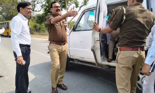 Ballia: डीएम-एसपी ने घायल बुजुर्ग को पहुंचाया अस्पताल