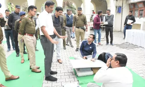 Haryana : करनाल में मतदान से पहले पोलिंग पार्टियां रवाना, सुरक्षा बढ़ाई गई Haryana : करनाल में मतदान से पहले पोलिंग पार्टियां रवाना, सुरक्षा बढ़ाई गई