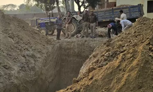 Ballia: जिला स्तरीय कमेटी की निगरानी में 24,605 लीटर अवैध शराब नष्ट