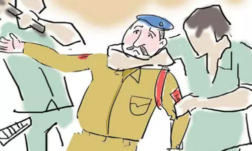Lucknow: आरोपियों ने बंधक बना कर दरोगा, सिपाही की पिटाई वर्दी फाड़ दी Lucknow: आरोपियों ने बंधक बना कर दरोगा, सिपाही की पिटाई वर्दी फाड़ दी