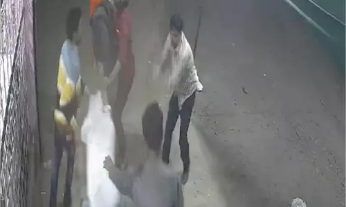 MP News: सेल्समैन ने फ्री शराब देने से किया इनकार तो बदमाशों ने छीन ली शराब MP News: सेल्समैन ने फ्री शराब देने से किया इनकार तो बदमाशों ने छीन ली शराब