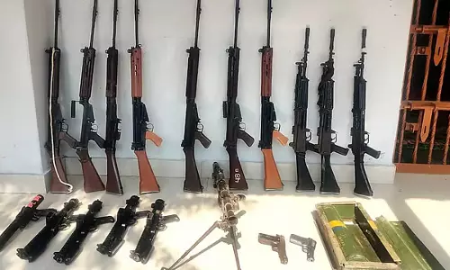 Manipur: नागरिकों ने पुलिस को सौंपे 42 हथियार, 5 बंकर नष्ट किए गए