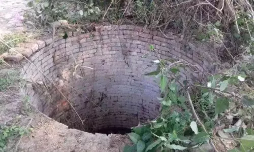 झकझोर देने वाली खबर, बेटे को पीठ पर बांधकर कुएं में कूदी महिला, दोनों की गई जान