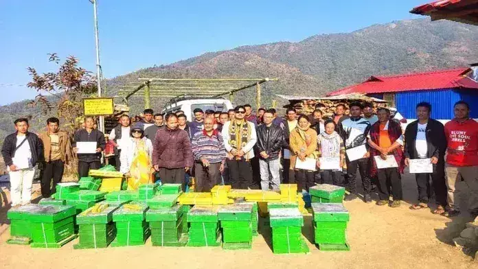 SAS एआईसीआरपी ने किसानों को वैज्ञानिक मधुमक्खी पालन का प्रशिक्षण दिया SAS एआईसीआरपी ने किसानों को वैज्ञानिक मधुमक्खी पालन का प्रशिक्षण दिया