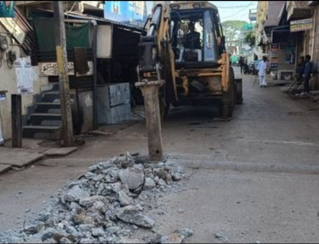 पाइप लाइन बिछाने के लिए खोदी गई सड़कें, स्थानीय लोग परेशान, अधिकारियों ने कहा- ठेकेदार की जिम्मेदारी