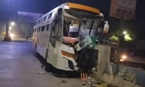 Rewa में बड़ा सड़क हादसा ,डिवाइडर से टकराई बस Rewa में बड़ा सड़क हादसा ,डिवाइडर से टकराई बस