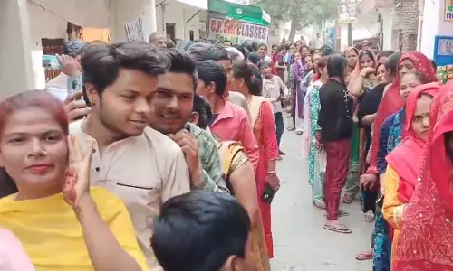 भयंकर भीड़! इंस्टाग्राम पेज को फॉलो करने पर सोने की कील, ज्वेलर्स ने दुकान के प्रमोशन के लिए अनोखी तरकीब निकाली भयंकर भीड़! इंस्टाग्राम पेज को फॉलो करने पर सोने की कील, ज्वेलर्स ने दुकान के प्रमोशन के लिए अनोखी तरकीब निकाली